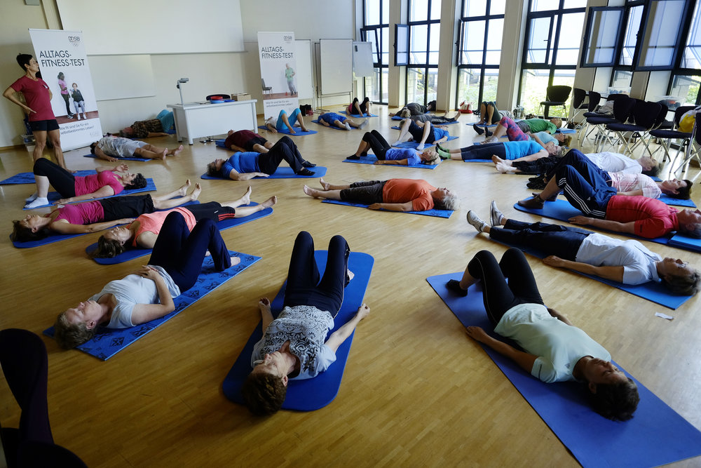 Pilates Gruppe Matten Sporthalle