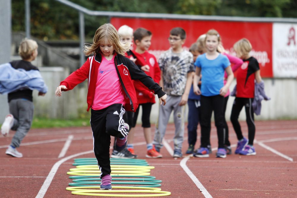 Kinder und Trainer*in – sprinten laufbahn leichtathletik