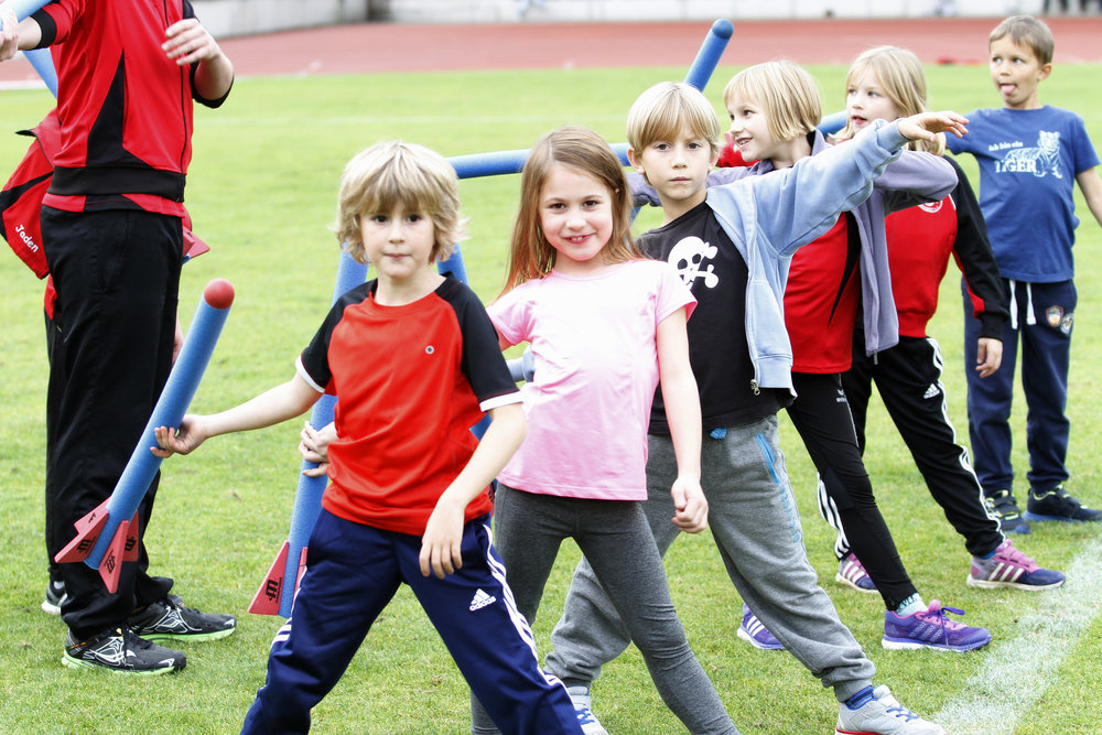 Kinder und Erwachsene im Freien – meinsportnetz.nrw